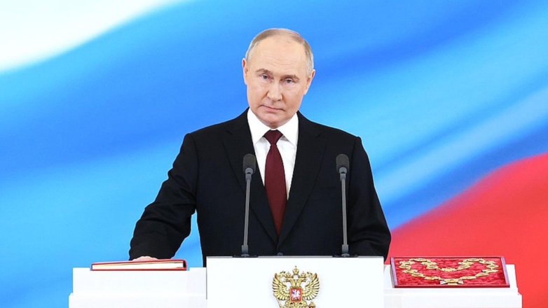 Избранный президент России Владимир Путин приносит присягу народу России