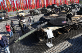 На Поклонной горе в Москве открыли выставку трофейного вооружения и военной техники