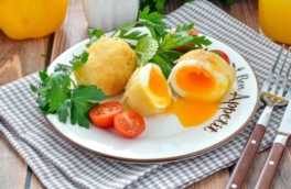 30 минут на кухне: простые и сочные яйца в панировке на сковороде
