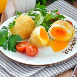 30 минут на кухне: простые и сочные яйца в панировке на сковороде