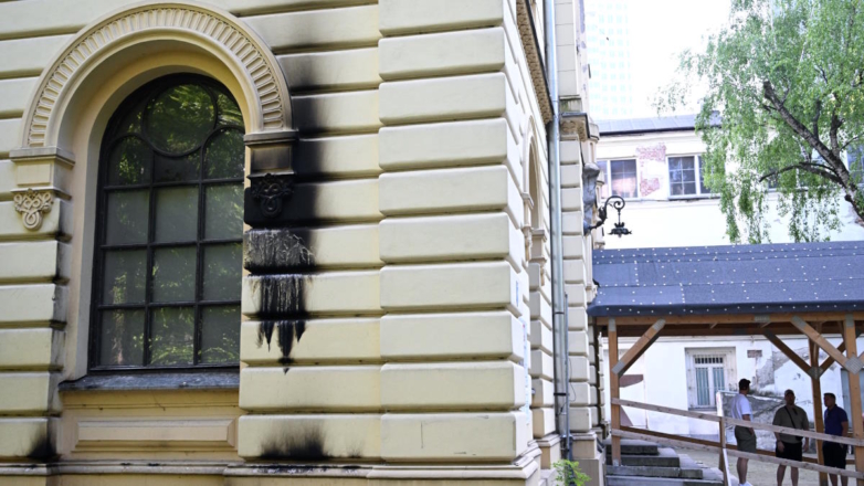 Здание синагоги, в которое неизвестные бросили коктейль Молотова в Варшаве