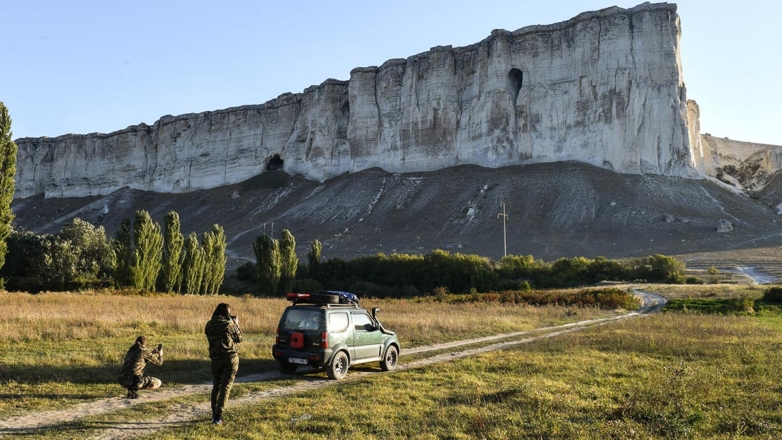 Путешественники фотографируют Белую скалу (Ак-Кая) в Белогорском районе Крыма