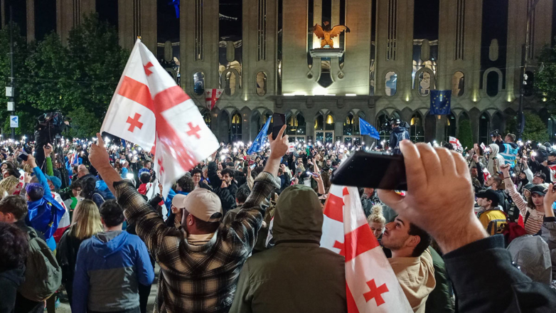Участники акции против законопроекта об иноагентах у здания парламента Грузии