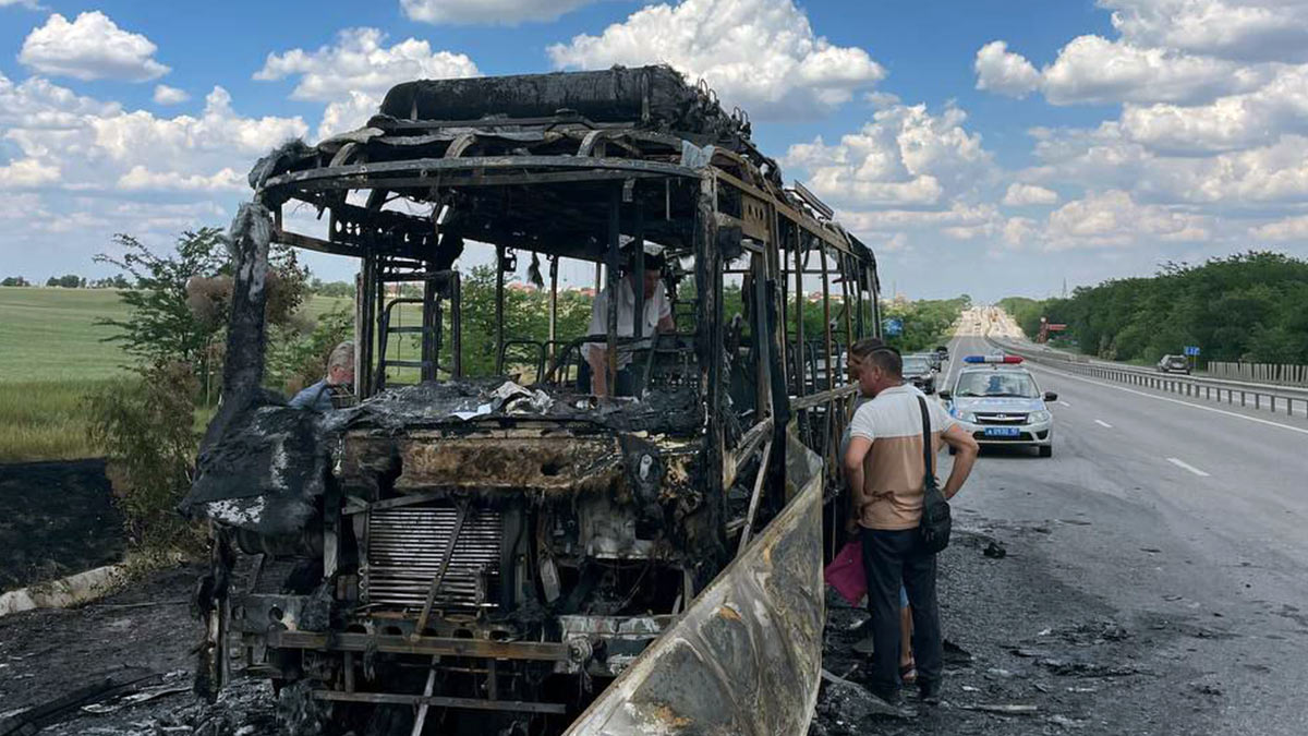 Под Симферополем сгорел дотла пассажирский автобус