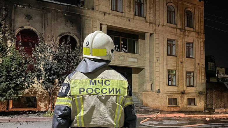 Дербент. Сотрудник МЧС России около поврежденной пожаром синагоги