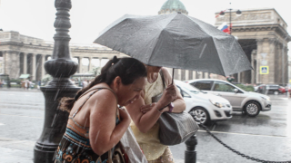 Желтый уровень погодной опасности объявлен в Санкт-Петербурге из-за жары и грозы