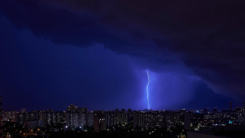 "Желтый" уровень погодной опасности объявили в Москве и области из-за града и грозы