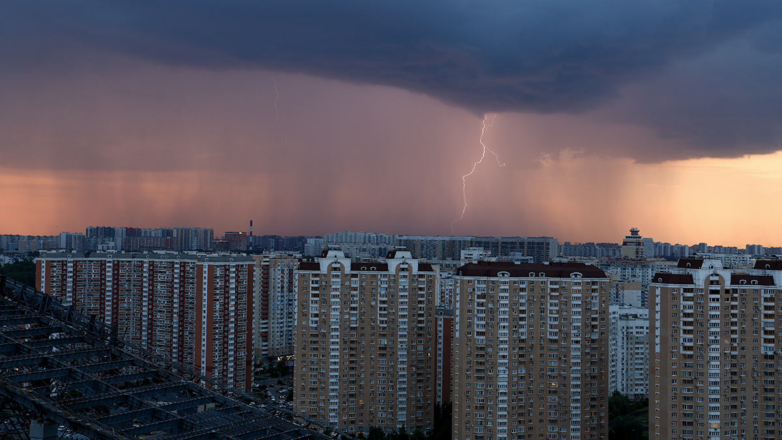 "Желтый" уровень опасности из-за грозы и града объявили в Московском регионе на вторник