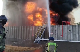 Глава Ростовской области сообщил, что риска распространения пожара в Азове на другие объекты нет
