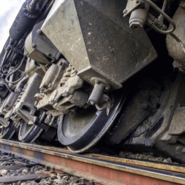 Девять вагонов поезда Воркута — Новороссийск сошли с рельсов в Коми, пострадали 10 человек