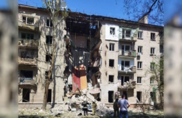 Подъезд жилого дома обрушился в Луганске после ракетного удара ВСУ