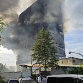 Огонь охватил 150 кв. м в бывшем НИИ "Платан" во Фрязине