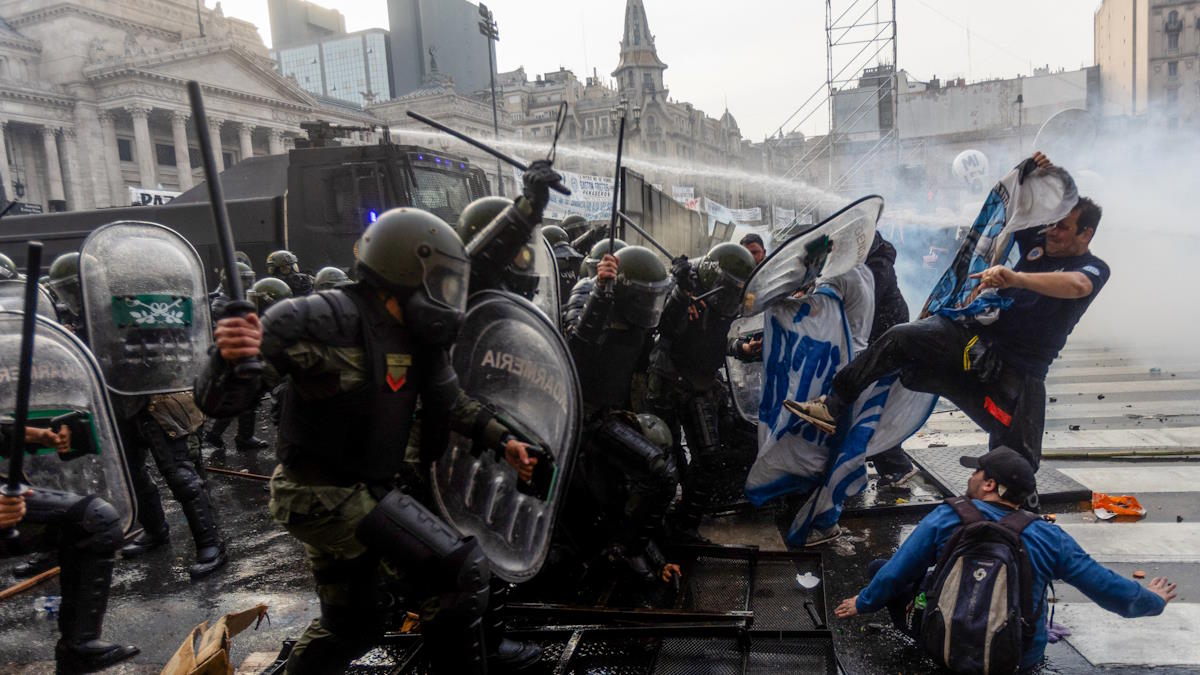 Полиция в Буэнос-Айресе разогнала акцию протеста против политики Милея