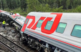 "Интерфакс": тело третьего погибшего найдено в сошедшем с рельсов поезде в Коми