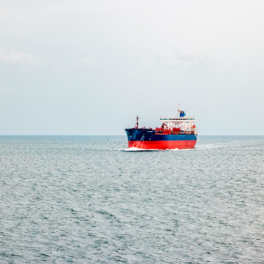 Российские моряки спасли экипаж тонущего судна в Аденском заливе