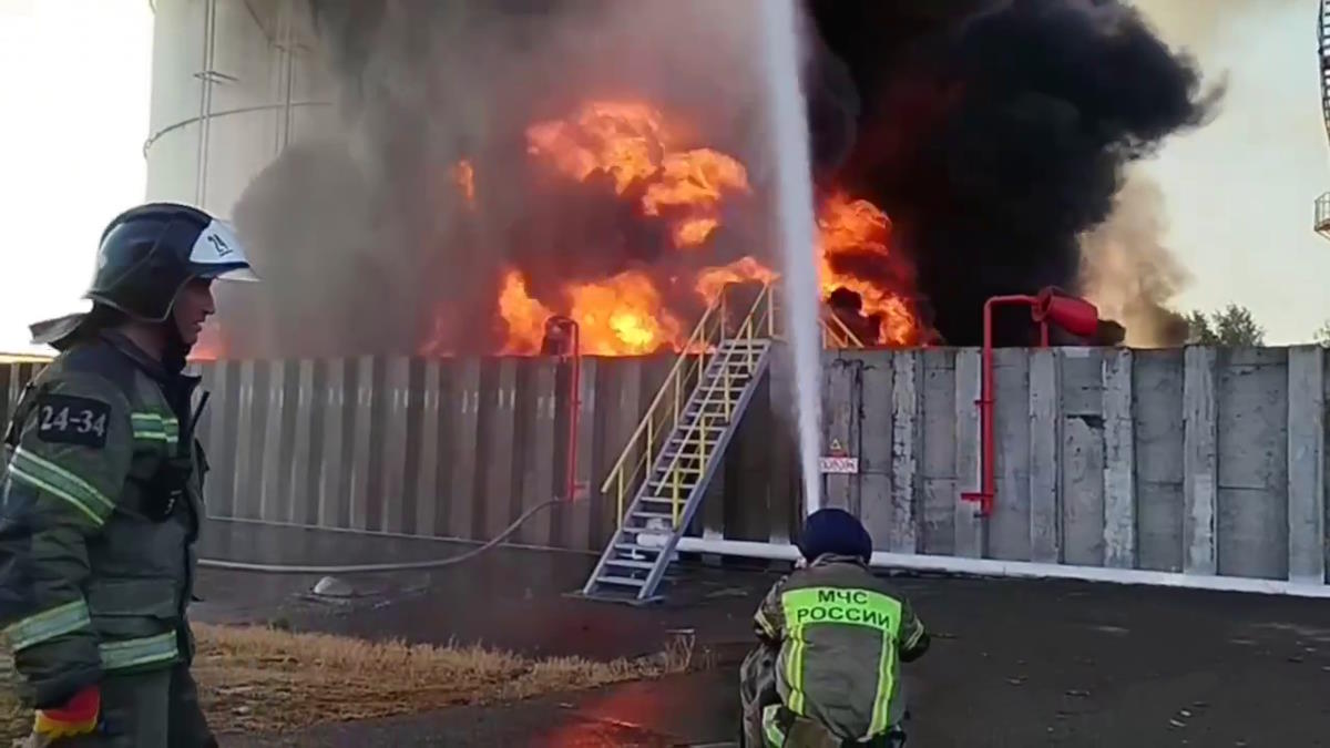 При пожаре на нефтебазе в Азове разгерметизировался второй резервуар, площадь возгорания увеличилась
