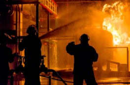 В Киевской области третьи сутки тушат пожар на промышленном объекте