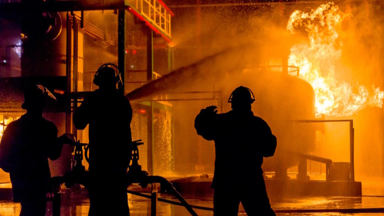 В Киевской области третьи сутки тушат пожар на промышленном объекте