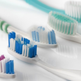 Как выбрать правильную зубную щетку: советы стоматолога