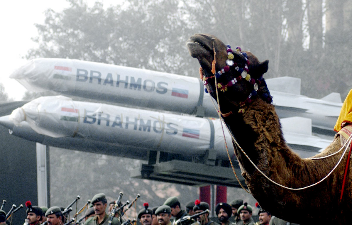 Верблюд Индийских пограничных служб проходит перед ракетой "Брамос"