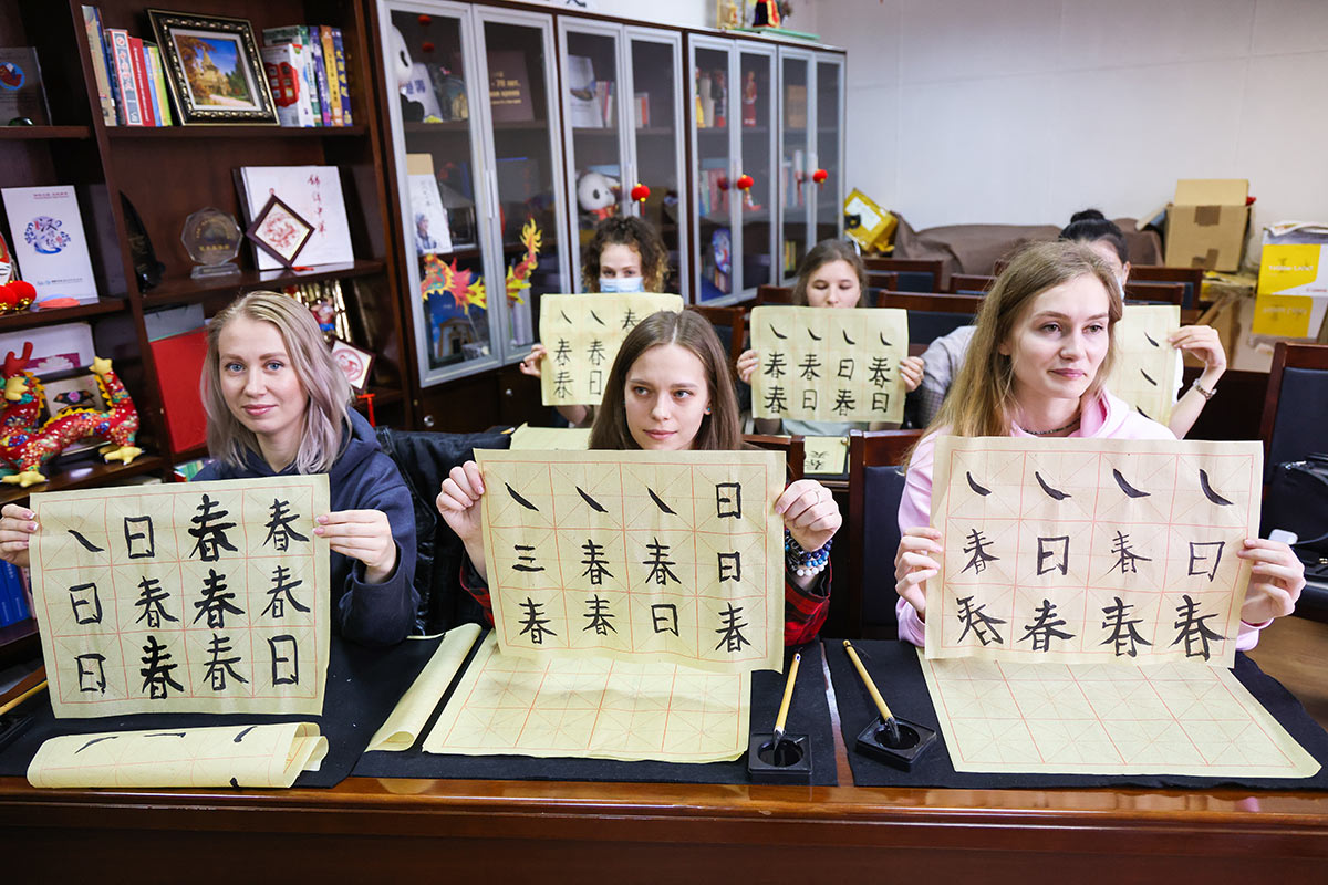 Студенты на курсах китайской каллиграфии