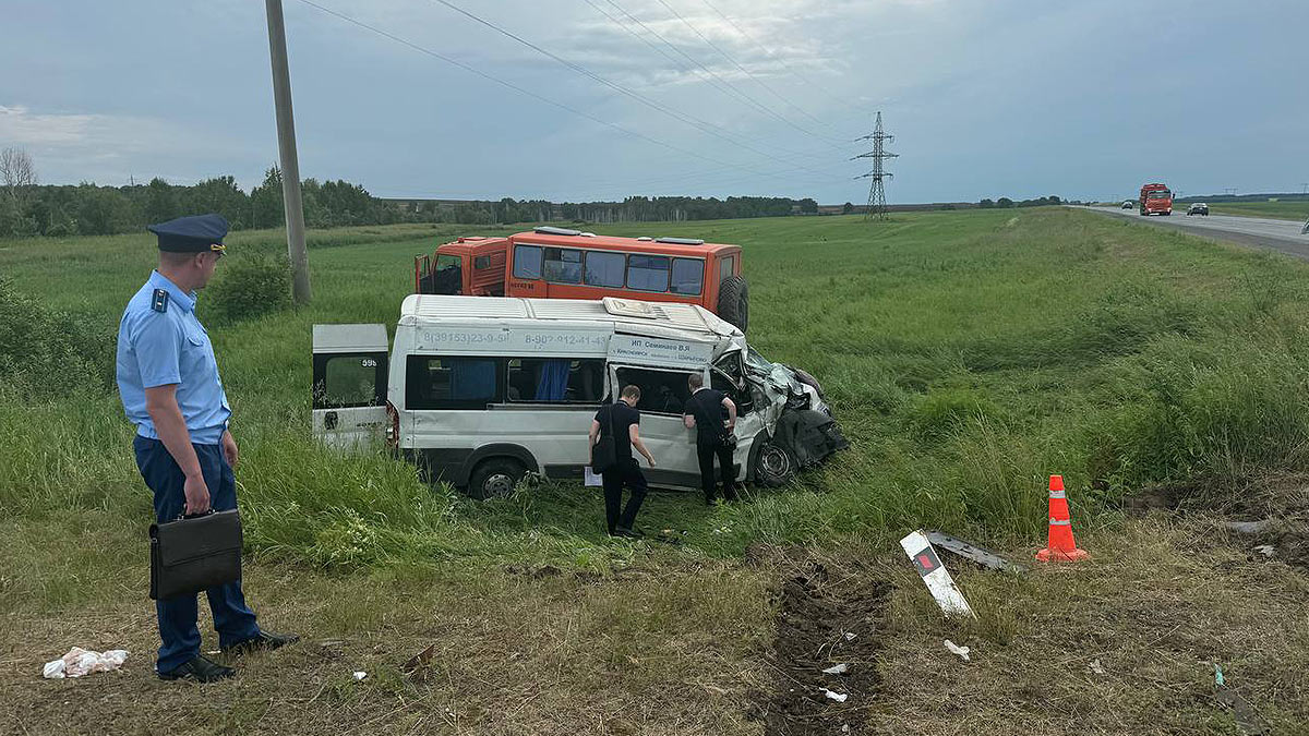 В ДТП с автобусом в Красноярском крае пострадали 17 человек