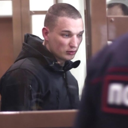 В Москве задержали ранее осужденного за резонансное ДТП блогера Эдварда Била из-за езды на самокате в форме сотрудников ГАИ