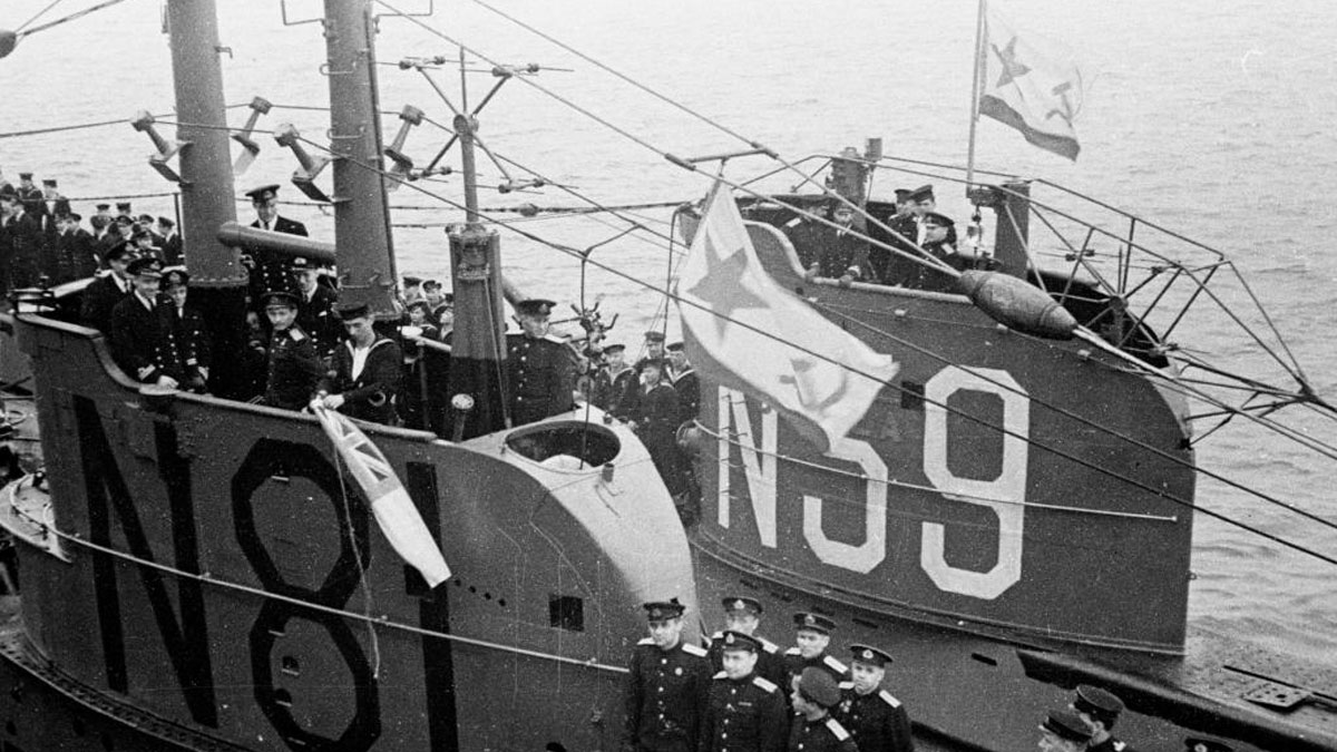 Церемония передачи британских субмарин в ВМФ СССР (Слева "В-1" – экс-"Санфиш)