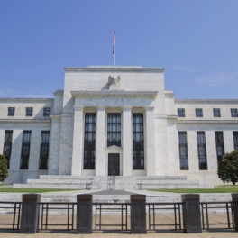 ФРС США сохранила базовую ставку на рекордном за 23 года уровне