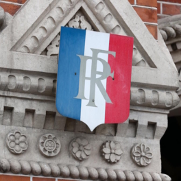 В посольстве Франции объяснили, зачем обложили крышу мешками