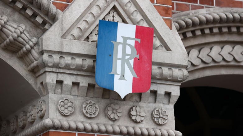 Герб на доме посольства Франции в Москве