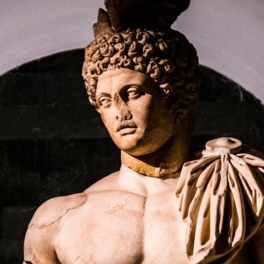 В древнем городе на территории Болгарии нашли двухметровую статую греческого бога Гермеса