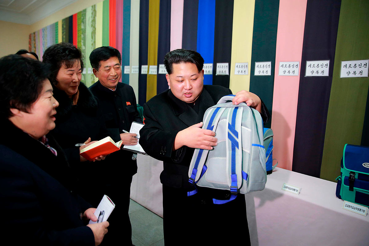 Лидер КНДР Ким Чен Ын на текстильной фабрике