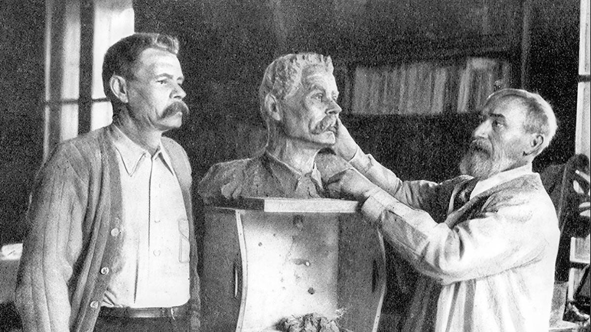 Максим Горький позирует скульптору Сергею Коненкову, Сорренто. 1928 г.