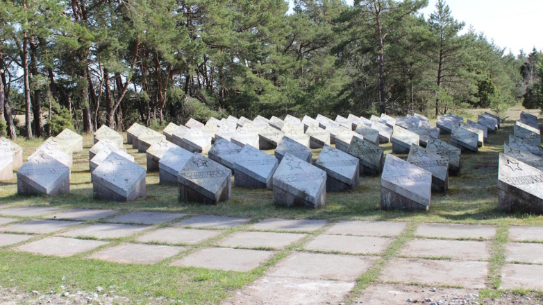 Могилы бойцов Советской армии в посёлке Техумарди на острове Сааремаа в Эстонии (архивное фото)