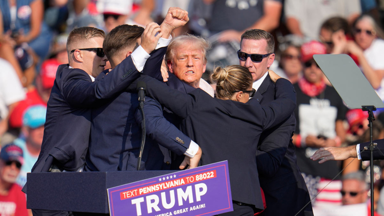 На экс-президента США Дональда Трампа совершено покушение во время предвыборного митинга в штате Пенсильвания