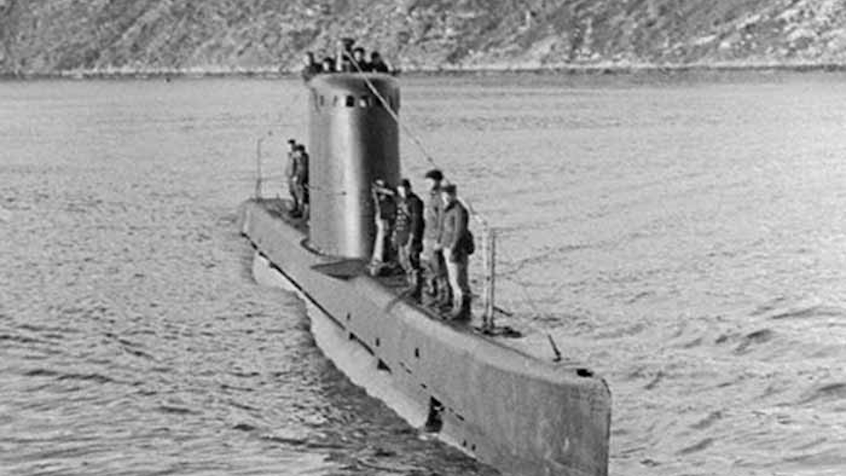 Подводная лодка "М-172" возвращается из боевого похода