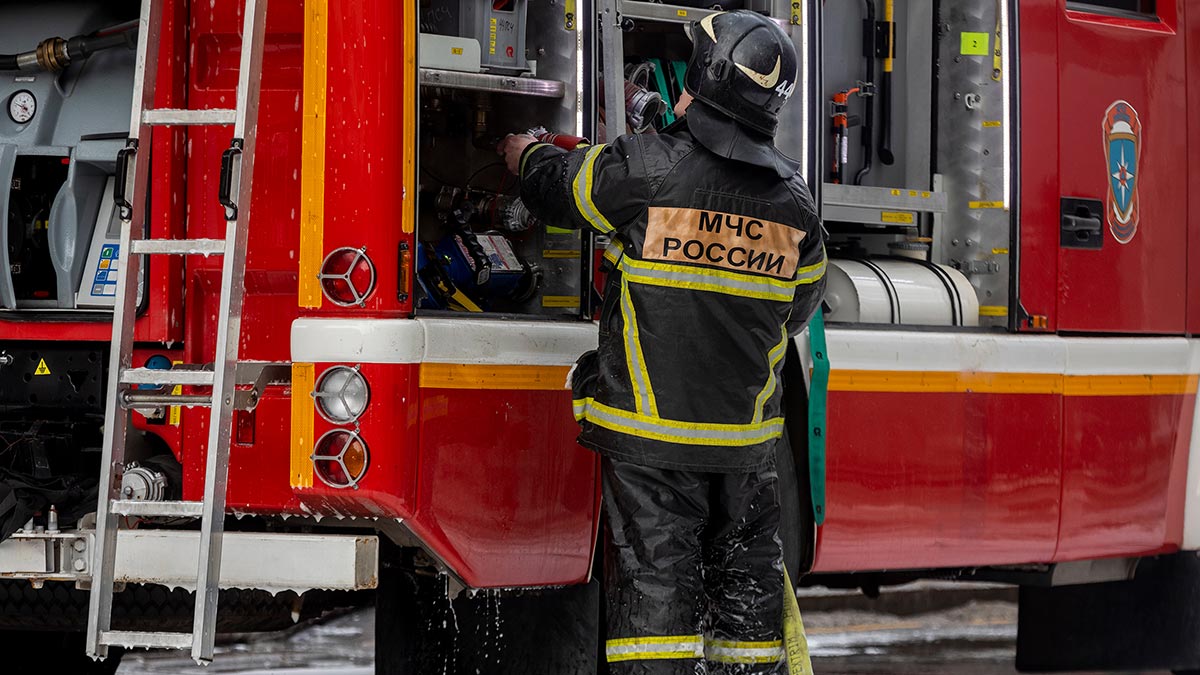 К тушению пожара в многоквартирном доме в Москве привлекли вертолет