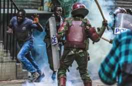 Президент Кении отправил правительство в отставку после массовых протестов в стране