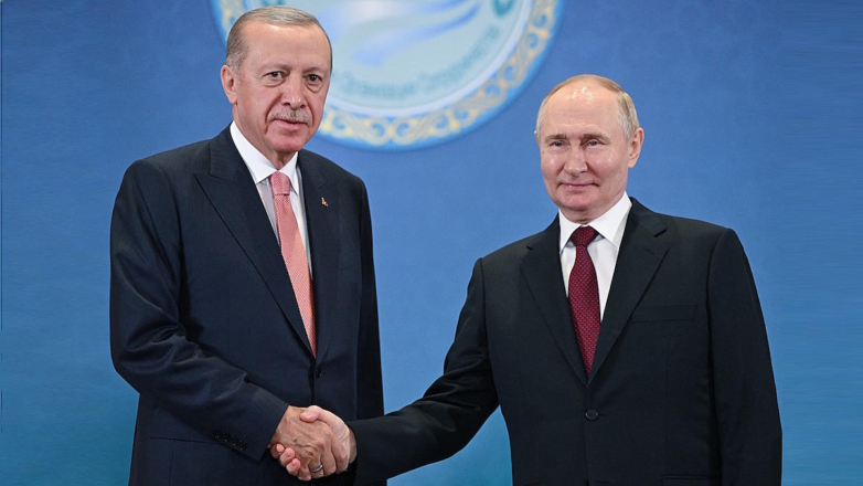 Президент РФ Владимир Путин и президент Турции Реджеп Тайип Эрдоган (справа налево)