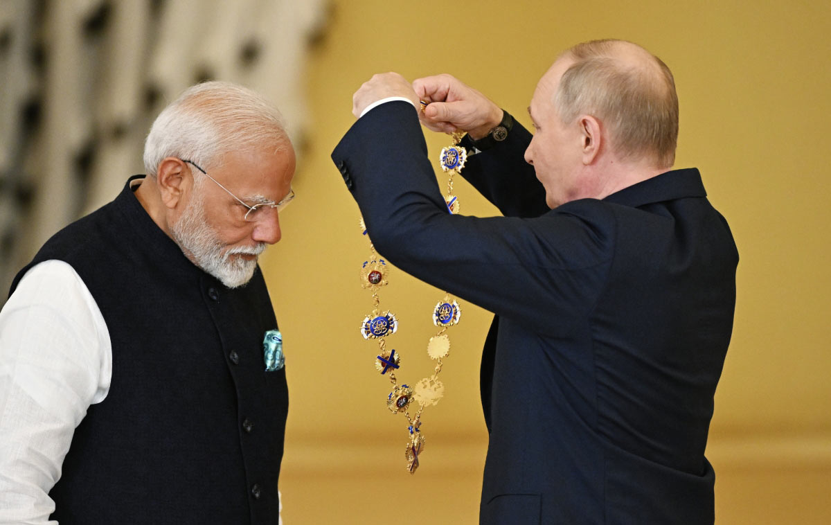 Президент РФ Владимир Путин вручает премьер-министру Индии Нарендре Моди Орден Андрея Первозванного