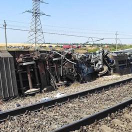 Спасатели завершили работы на месте столкновения грузовика с поездом в Волгоградской области