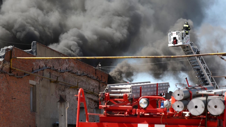 Площадь крупного пожара в Химках выросла до трех тысяч квадратных метров