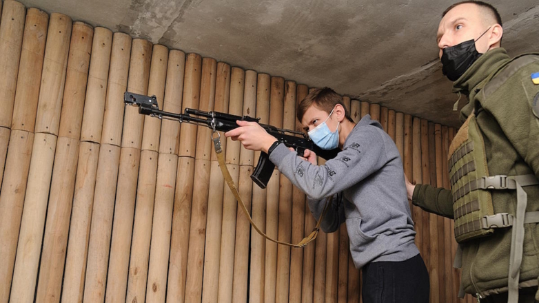 Украинский подросток проходит военную подготовку (архивное фото)