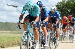 Велогонщика оштрафовали за поцелуй жены на "Тур де Франс"