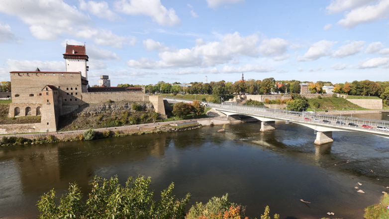 Вид на Нарвскую крепость и мост через реку Нарва, соединяющий Россию с Эстонией