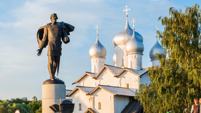 Вид на памятник Александру Невскому и храм Бориса и Глеба в Великом Новгороде