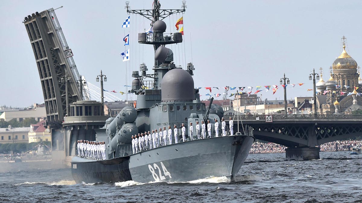 В парадах в честь Дня ВМФ примут участие до 200 кораблей и судов различных классов