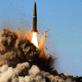 На третьем этапе учений нестратегических ядерных сил российские военные отработали снаряжение ракет-носителей спецбоеприпасами