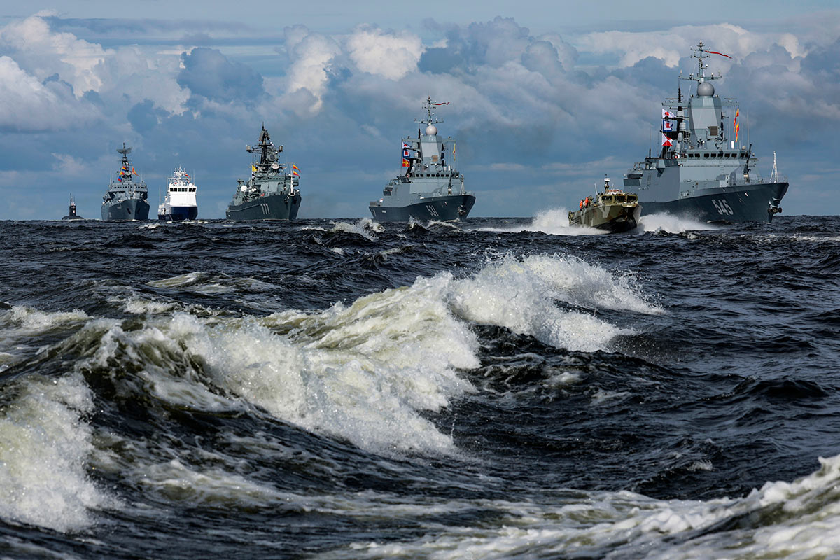 Строй кораблей на генеральной репетиции морского парада ко Дню ВМФ в Кронштадте